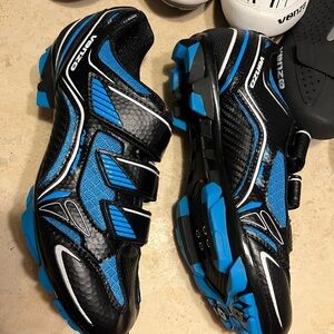 New women’s venzo mountain bike/ spin shoes 🚵‍♀️
